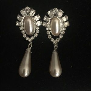 🆕 Handmade blush pearl drop earrings.